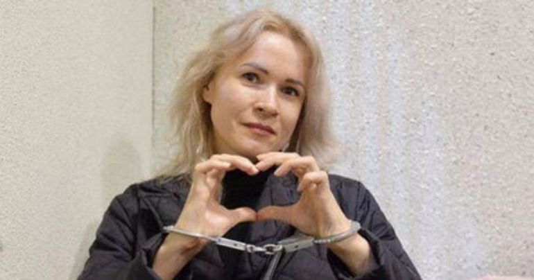 Periodista rusa es condenada a 6 años de cárcel por dar “noticias falsas” sobre la guerra con Ucrania