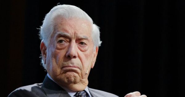 Mario Vargas Llosa está estable y estará unos días más en el hospital, asegura su familia