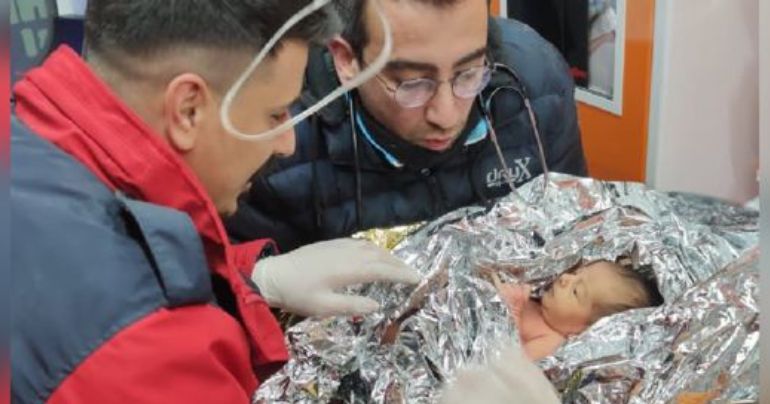 Turquía: rescatan a mujer junto a su bebé después de 90 horas bajo los escombros