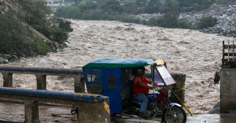 Pánico en Chosica: aumento del caudal del río Rímac afecta la estructura del puente Caracol