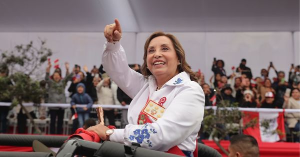 Dina Boluarte: ciudadano le grita "corrupta" y ella le habría respondido 'tu mamá'