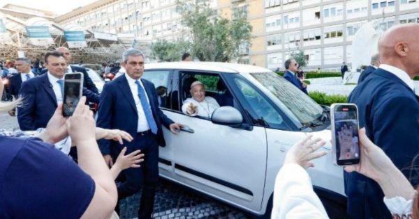 Papa Francisco salió del hospital tras ser operado: "Todavía vivo"