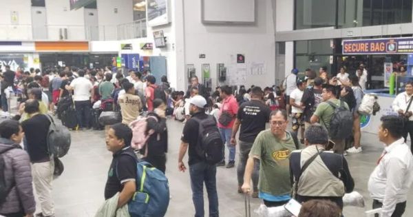 Portada: Aeropuerto de Tarapoto suspende vuelos por apagón en la pista de aterrizaje