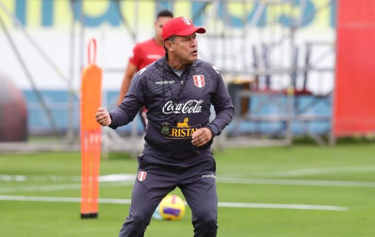 Juan Reynoso se emocionó al observar la nueva camiseta de la selección peruana