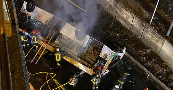 Tragedia en Italia: al menos 21 muertos luego de caída de bus desde un puente