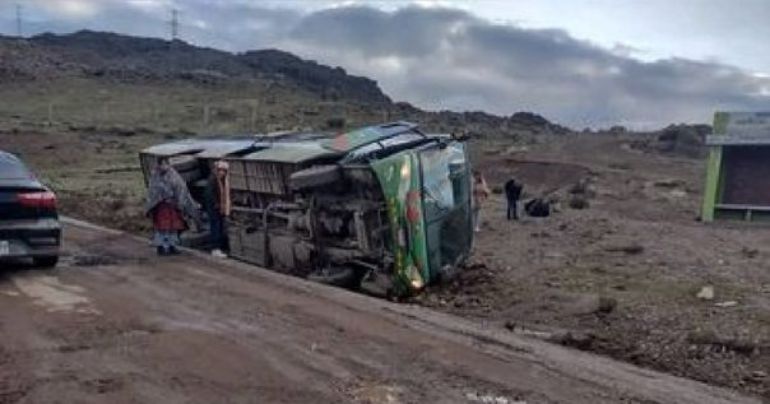 Huancavelica: varios heridos tras despiste y volcadura de bus interprovincial