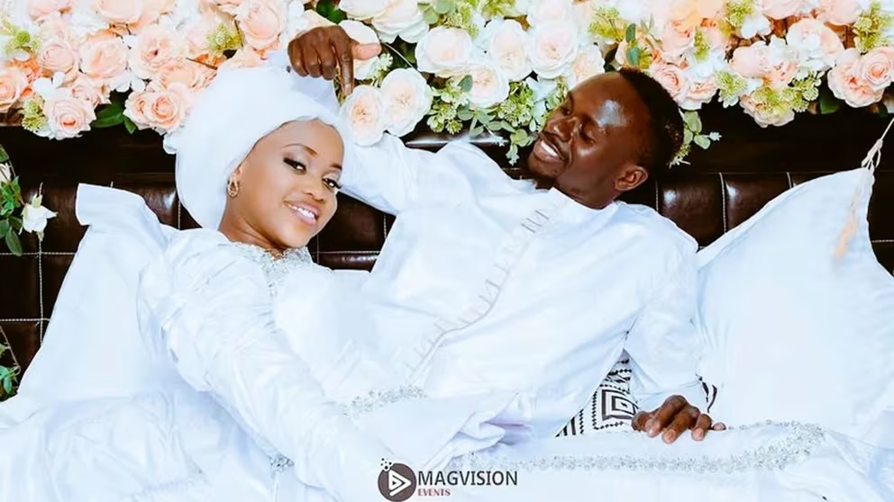 Portada: Sadio Mané, de 31 años, se casó con su novia de tan solo 18 en Senegal