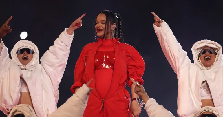 Portada: Super Bowl 2023: Rihanna reveló al mundo su segundo embarazo durante su show