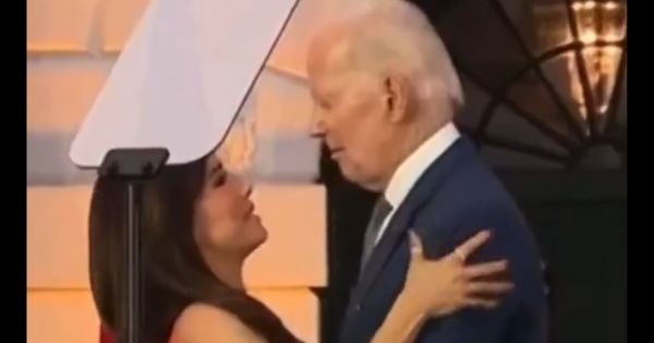 Portada: ¿Joe Biden se propasó con actriz Eva Longoria? (VIDEO)