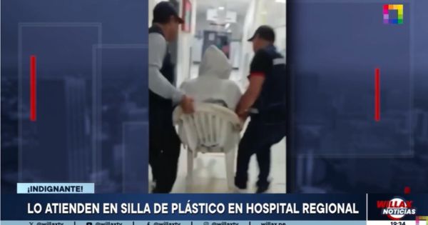 Tumbes: paciente es trasladado en silla de plástico hacia el área de emergencia del hospital