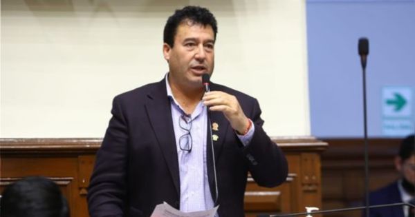 Congresista Edwin Martínez fue agredido con piedras y botellas de plástico durante un evento en Arequipa