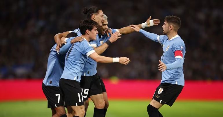 ¡De visita y con Messi en el campo! Uruguay obtuvo un histórico triunfo por 2-0 ante Argentina, silenciando 'La Bombonera'