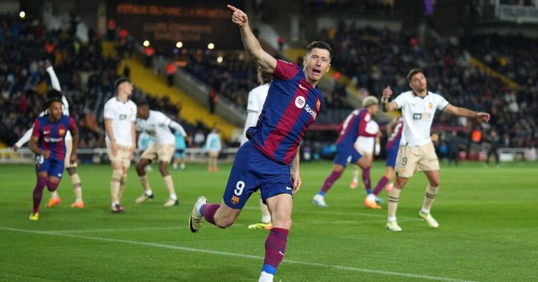 Portada: El rey del gol: con un hat-trick de Lewandowski, Barcelona venció 4-2 a Valencia por la liga española