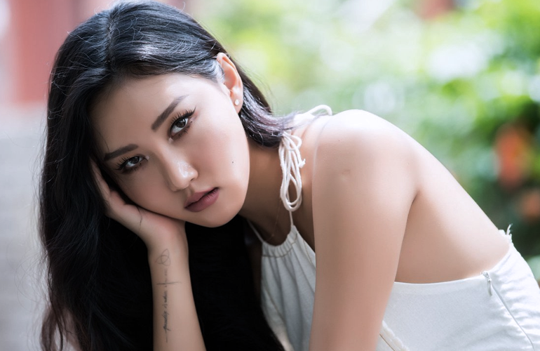 Portada: Hwasa de MAMAMOO revela primer vistazo a su debut y anuncia fecha