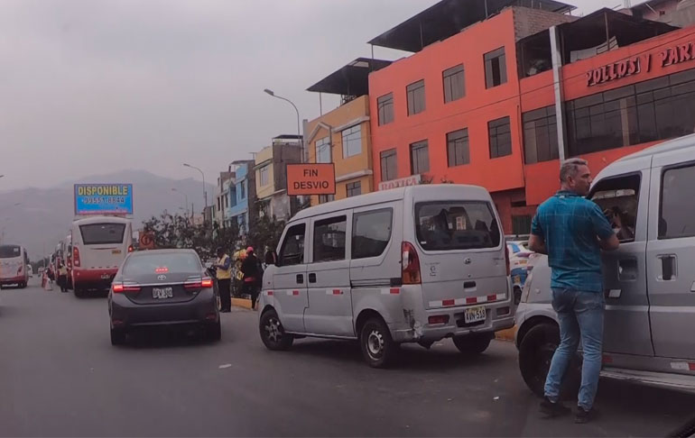 ‘Colectiveros’ siguen provocando caos en la avenida Javier Prado