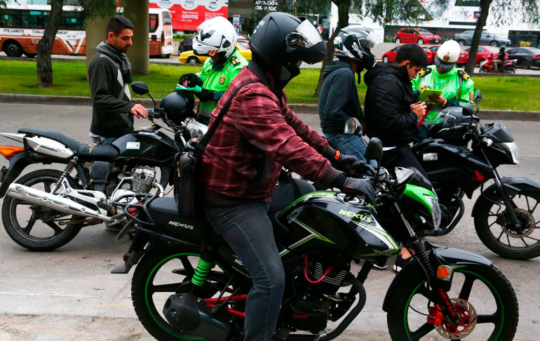 Portada: Siguen ofreciendo servicio informal de ‘taxi en moto’
