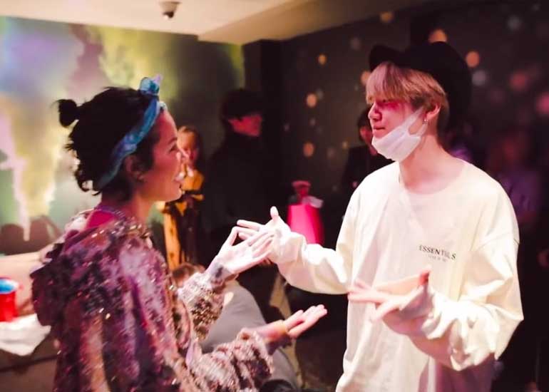 Halsey se reunió con BTS para un intercambio de regalos