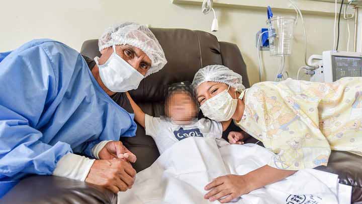 Abuelo dona hígado a su nieto para salvarle la vida.