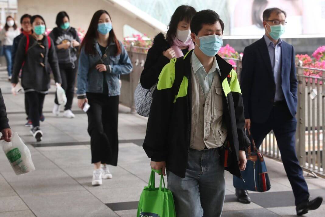 Portada: China negará entrada a extranjeros y reducirá vuelos internacionales.