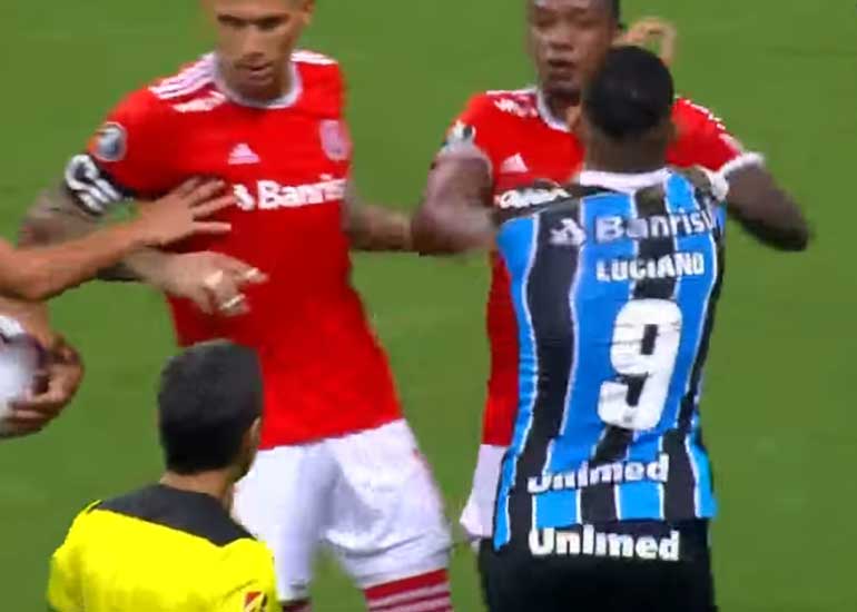 Portada: Ocho expulsados en el partido entre Gremio e Internacional por Copa Libertadores