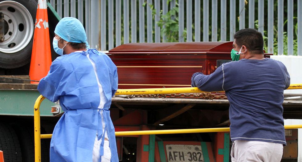 Destituyen a funcionario que pedía dinero a familiares de fallecidos en Guayaquil para entregar cuerpos.