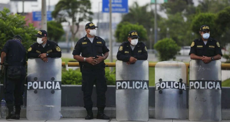 Portada: Policías y FF.AA. que mueran por coronavirus recibiran ascenso póstumo