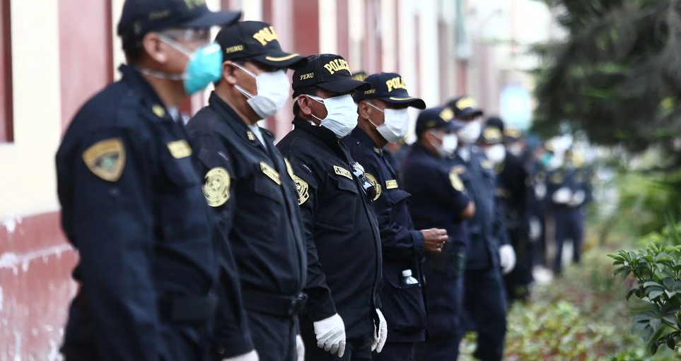 Portada: Más de 50 policías peruanos han logrado superar el Covid-19