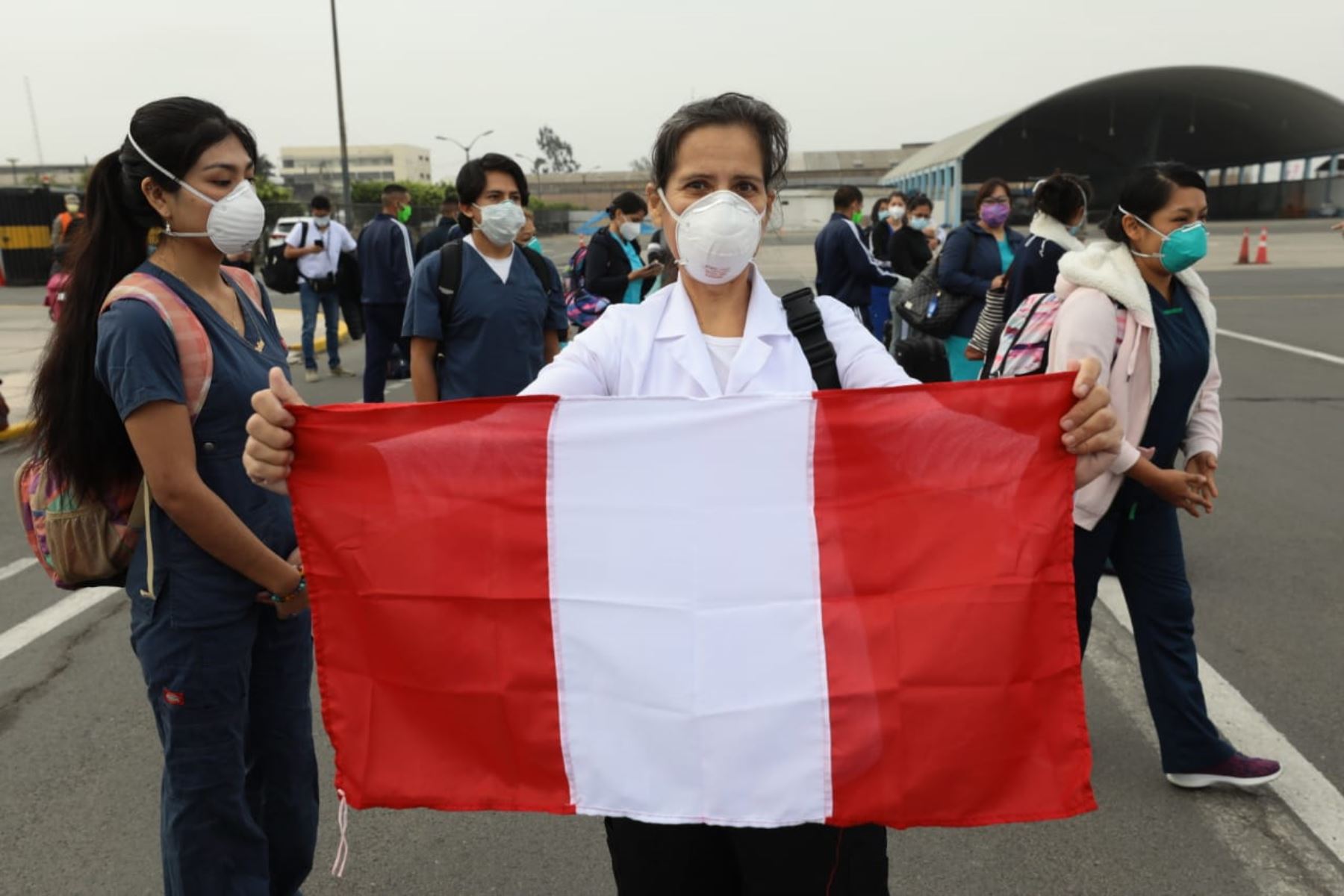 Portada: Personal médico de EsSalud viajó a Iquitos para ayudar a la lucha contra el Covid-19