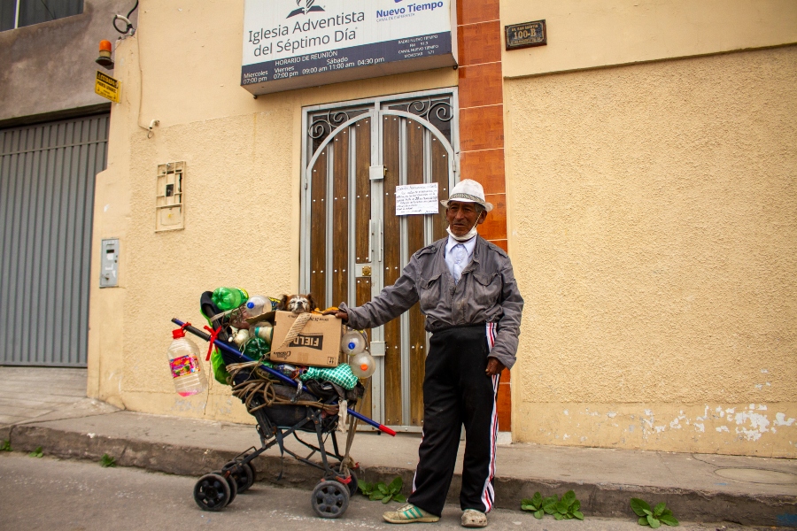 Piden ayuda para ancianos que trabajan reciclando y no recibieron bono ni canasta