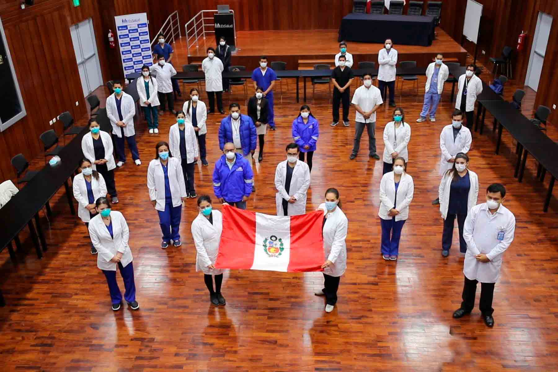 Portada: ¡Nuevos luchadores! EsSalud presenta a jóvenes profesionales que se suman al combate contra el coronavirus