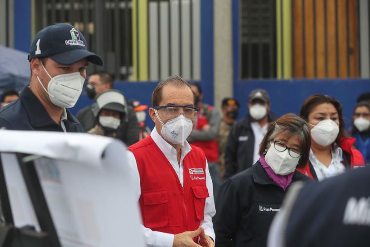 Portada: Ambulantes de Gamarra serán trasladados al parque Huayna Cápac, anunció Ministro Walter Martos