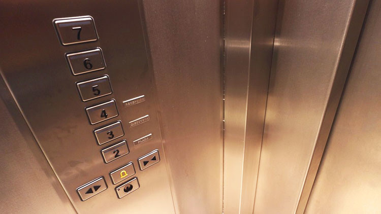 Portada: Mujer contagió de coronavirus a 71 personas en un ascensor de China