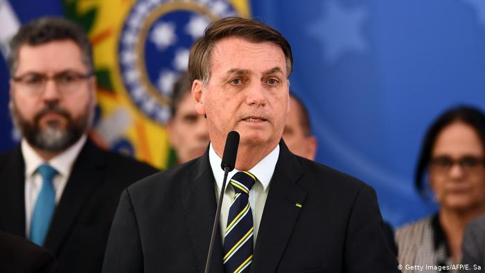 Portada: Bolsonaro quiere reducir a la mitad la ayuda que brinda a los ciudadanos