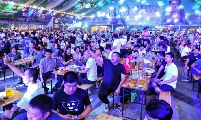 China celebra fiesta de la cerveza pese a la pandemia del coronavirus