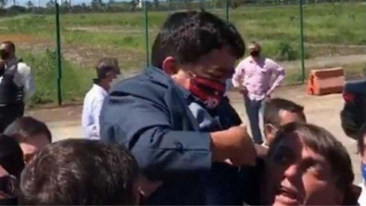 Viral: Jair Bolsonaro confunde a enano con niño y lo carga en hombros