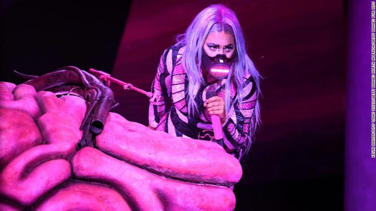 Portada: Diseñador peruano fue el creador de la mascarilla tecnológica que usó Lady Gaga en los MTV Music Awards 2020