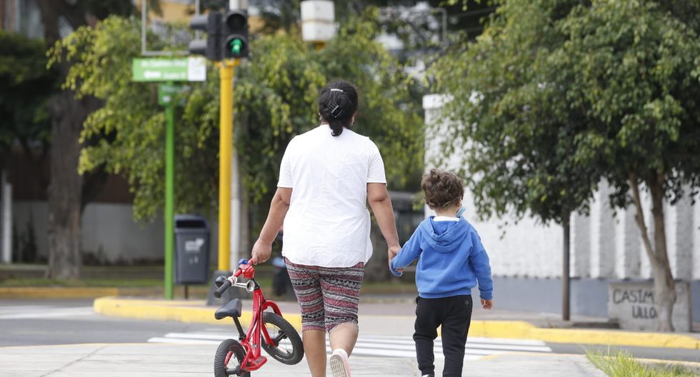 Portada: Menores de 14 años podrán salir a pasear solo por 30 minutos tras incremento de casos