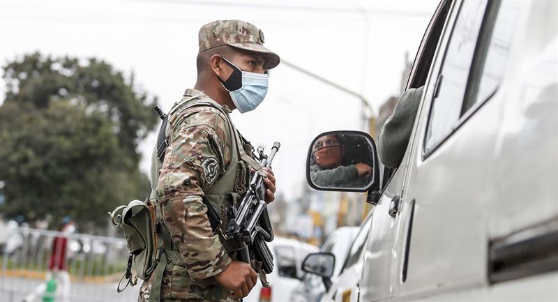 Portada: Personas podrán viajar domingos, pero deberán sacar pases para transitar