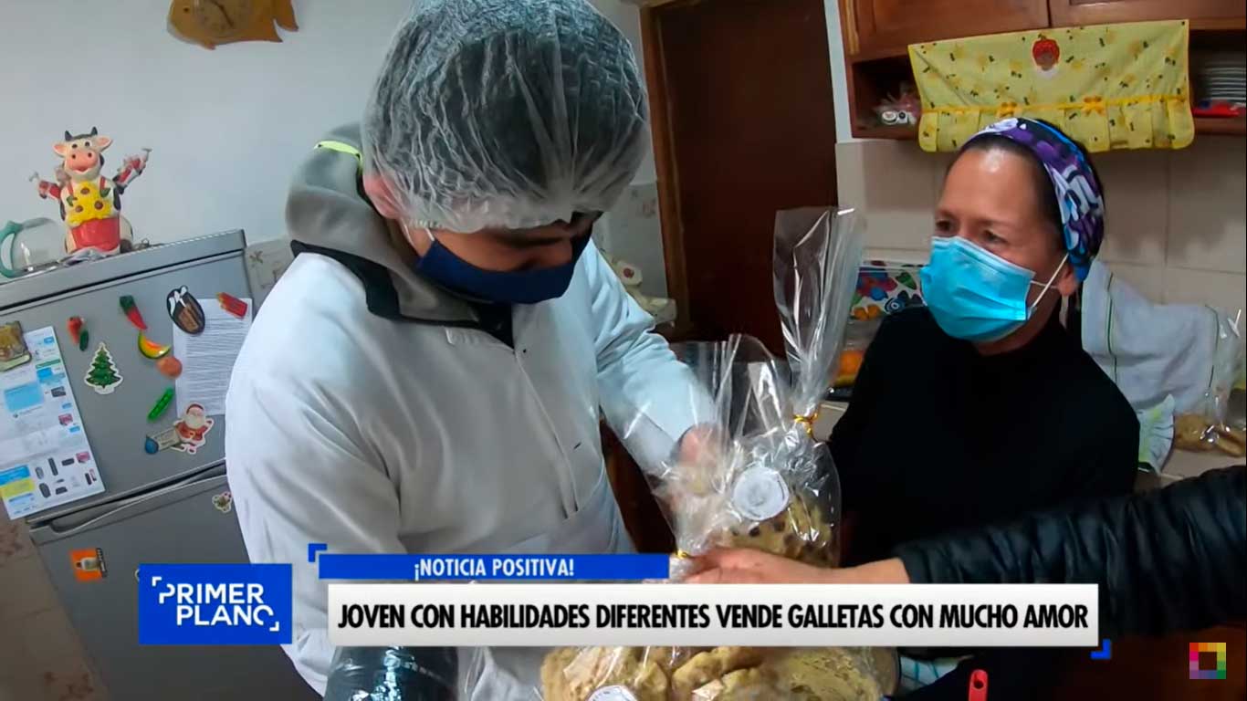 Joven con habilidades diferentes vende galletas con mucho amor