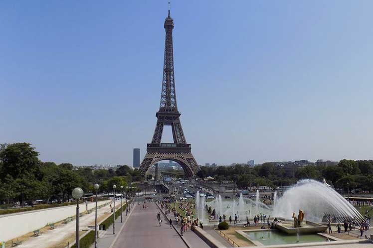 Portada: La Torre Eiffel apaga sus luces en solidaridad con las víctimas de Líbano