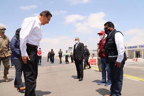 Martín Vizcarra fue captado sin mascarilla mientras conversaba con autoridades