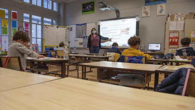 Francia: Cierran más de 80 escuelas por detección de casos de Covid-19