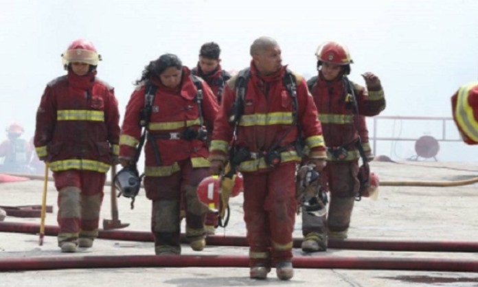 Portada: Bomberos trabajan para rescatar a obrero sepultado en derrumbe