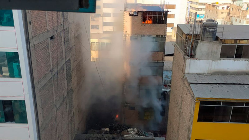 Portada: Se reportó un incendio en último piso de edificio de La Victoria