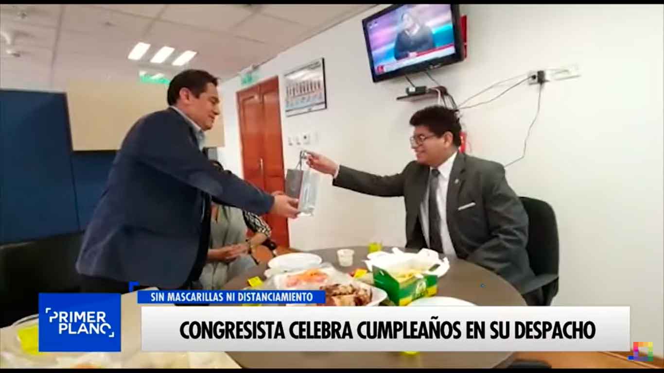 Congresista celebra cumpleaños en su despacho
