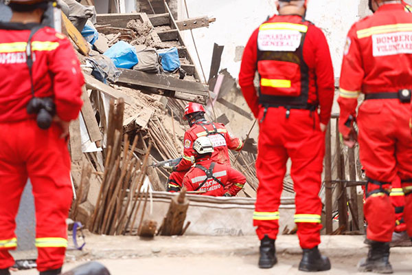 Portada: Bomberos continúan rescate de obrero atrapado más de 90 horas en derrumbe