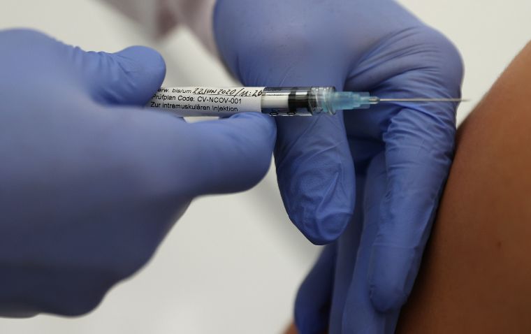 Portada: Suspenden pruebas de vacuna de Oxford por posibles efectos adversos