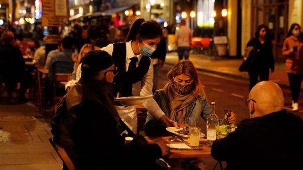 Inglaterra considera el cierre de bares y restaurantes para contener el coronavirus