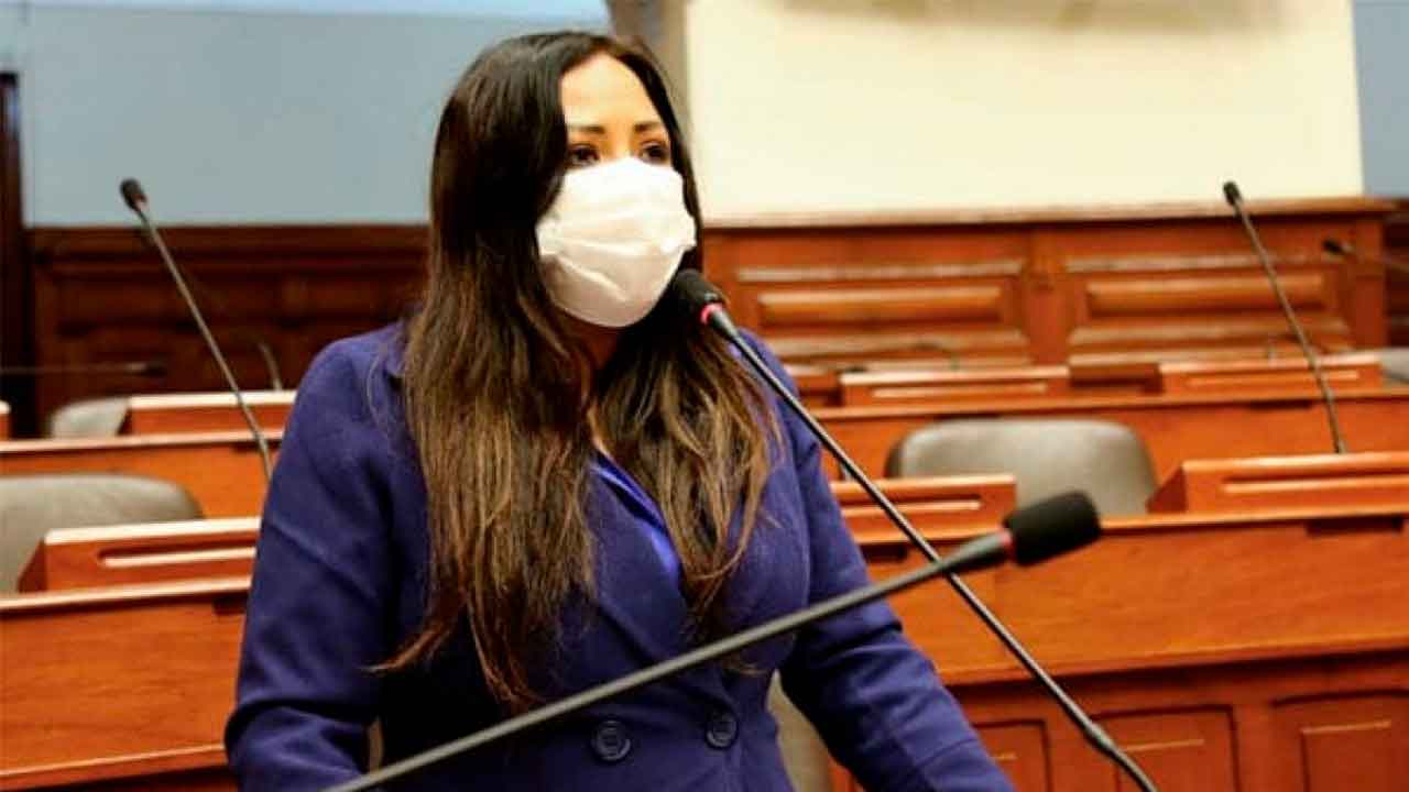 Acusan a Cecilia García de compartir teléfonos de parlamentarios y asesores de Comisión de Economía