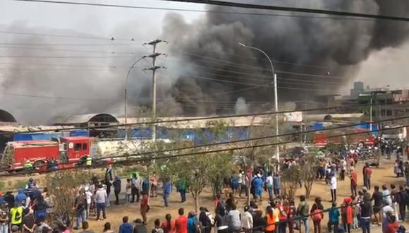 SJL: Incendio catalogado como “fuera de control” consume mercado de Canto Grande